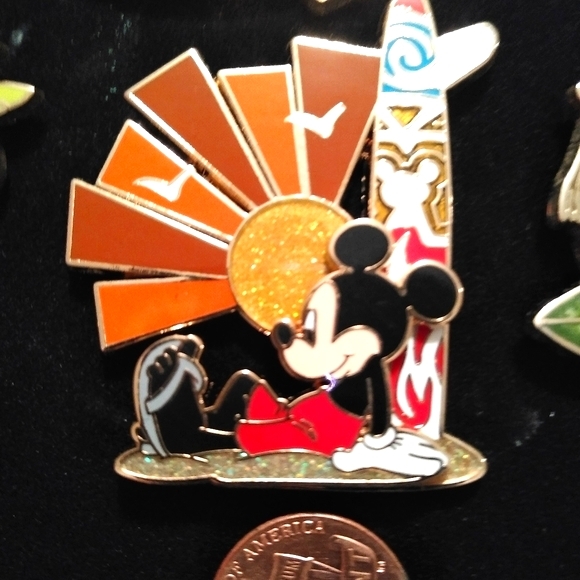 DISNEY SET OF 4 PINS - Picture 7 of 7